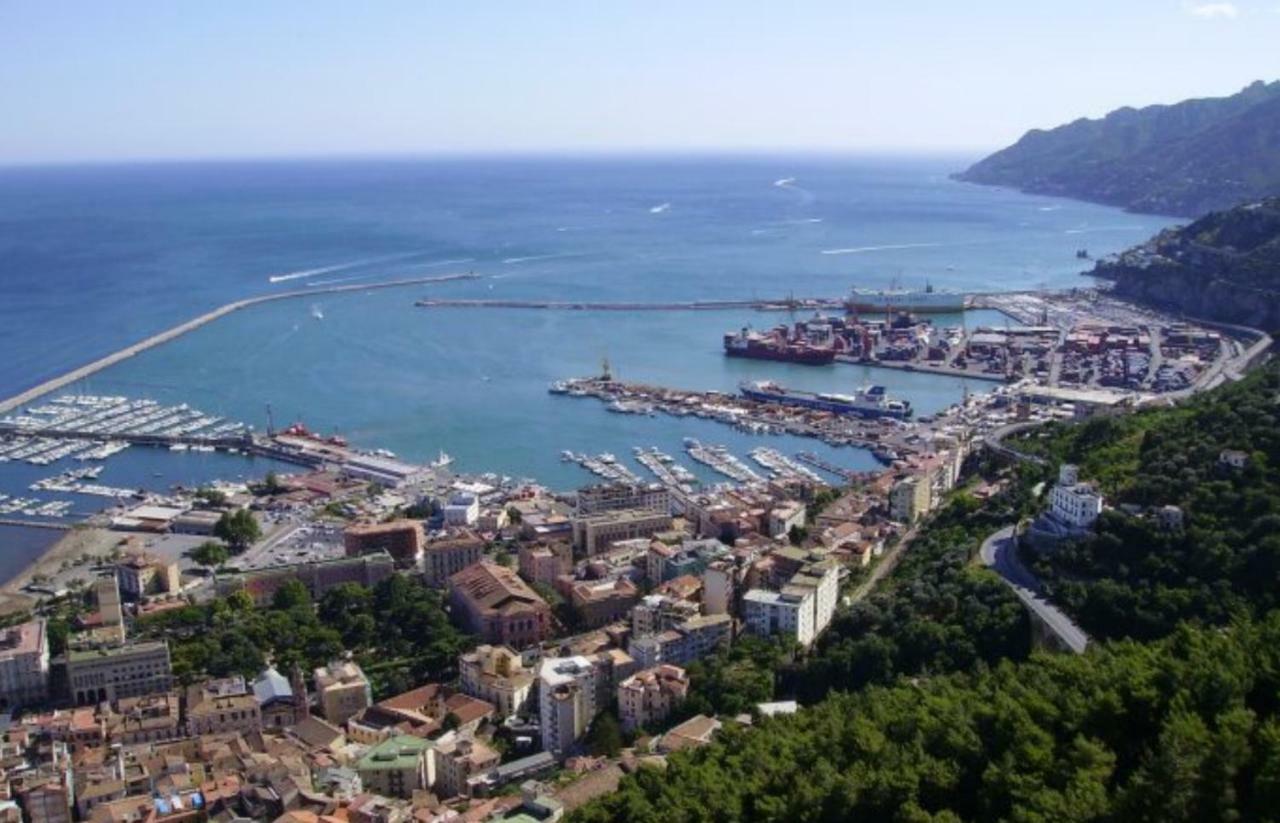 Casa Vacanza "Al Vicolo Delle Colonne" Salerno Exterior photo