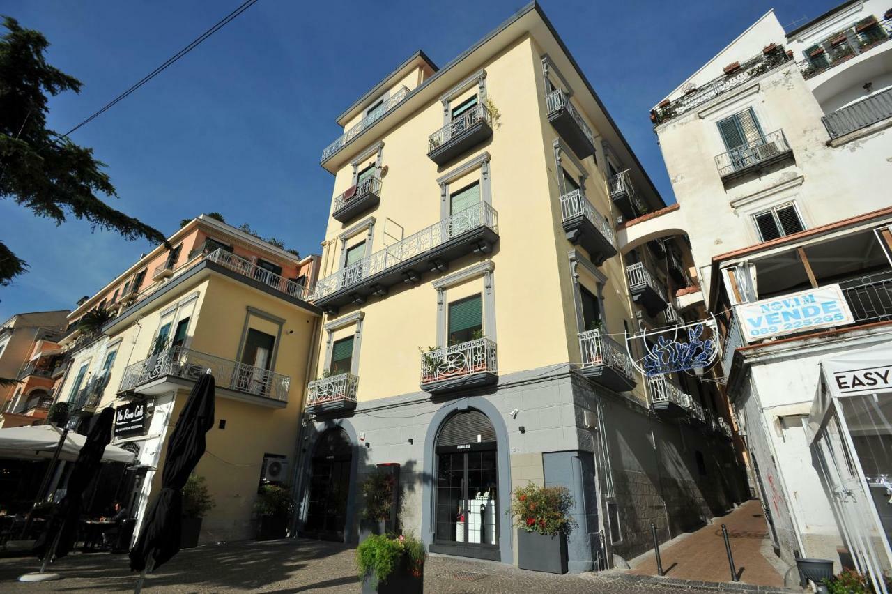 Casa Vacanza "Al Vicolo Delle Colonne" Salerno Exterior photo