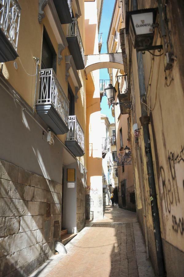 Casa Vacanza "Al Vicolo Delle Colonne" Salerno Exterior photo