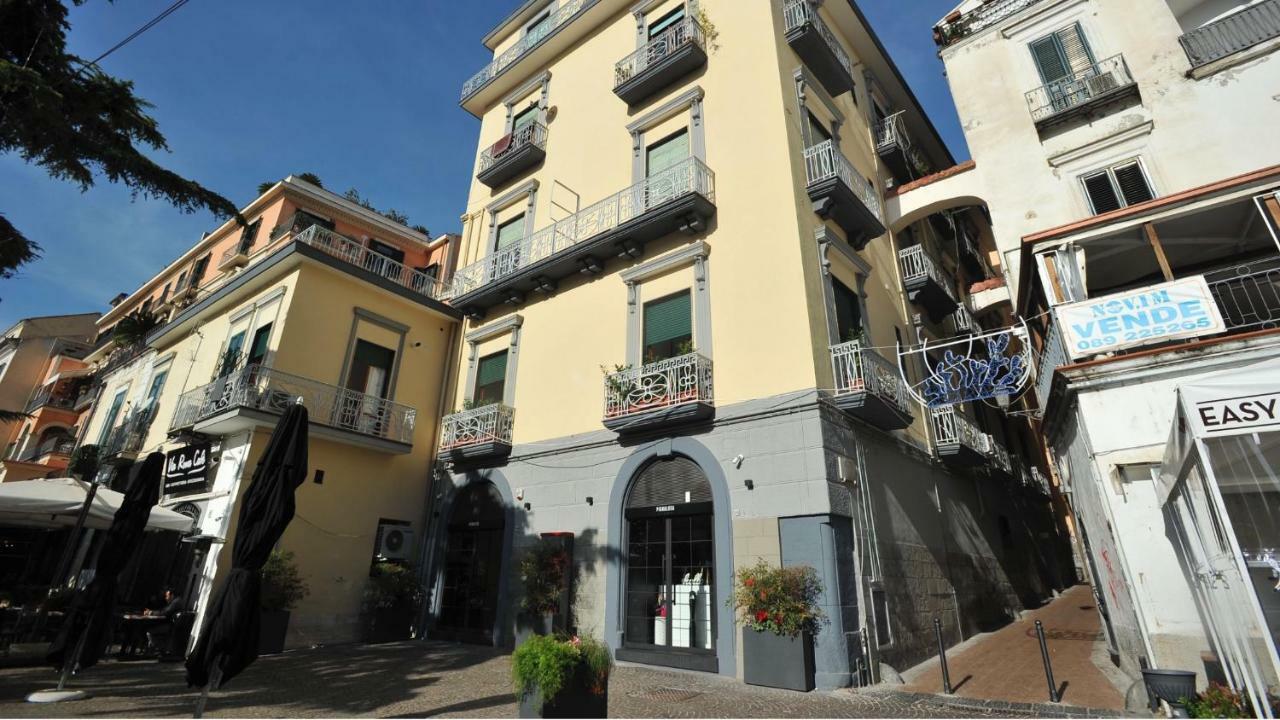 Casa Vacanza "Al Vicolo Delle Colonne" Salerno Exterior photo